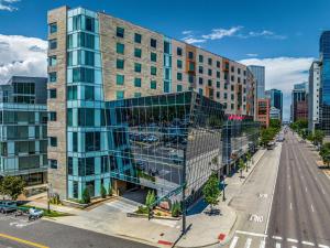 um edifício de escritórios em uma cidade com uma rua em The Art Hotel Denver, Curio Collection by Hilton em Denver