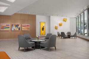 The Art Hotel Denver, Curio Collection by Hilton的休息区