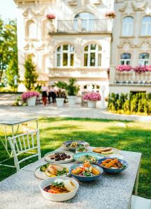 una mesa con platos de comida delante de una casa en Willa Berlińska - pokoje ,restauracja 