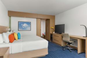 The Art Hotel Denver, Curio Collection by Hilton的电视和/或娱乐中心