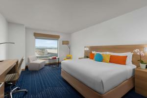 um quarto de hotel com uma cama grande e uma secretária em The Art Hotel Denver, Curio Collection by Hilton em Denver