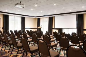 een lege kamer met stoelen en een projectiescherm bij DoubleTree by Hilton Charleston Mount Pleasant in Charleston