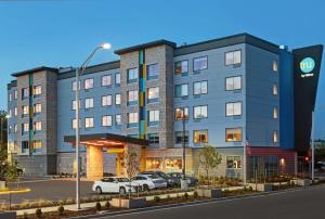 a building with cars parked in a parking lot at Tru By Hilton Tukwila Seattle Airport, Wa in Tukwila