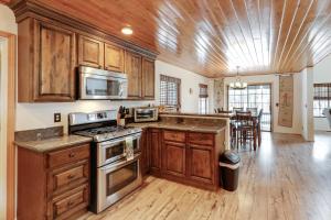 une cuisine avec des placards en bois et une salle à manger dans l'établissement Rural Cabin Bordering Coconino National Forest!, à Parks