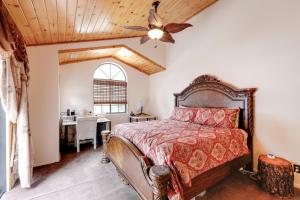 - une chambre avec un lit, un bureau et un ventilateur de plafond dans l'établissement Rural Cabin Bordering Coconino National Forest!, à Parks