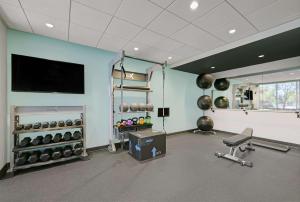 a room with a gym with a tv and weights at Tru By Hilton Tukwila Seattle Airport, Wa in Tukwila
