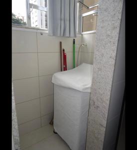 Espaço exclusivo feminino في جويز دي فورا: حمام صغير مع حوض أبيض ونافذة