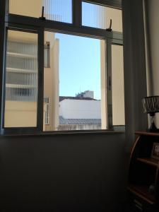 okno w pokoju z widokiem na budynek w obiekcie Espaço exclusivo feminino w mieście Juiz de Fora