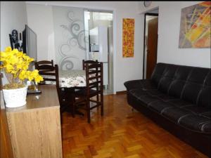 - un salon avec un canapé et une table dans l'établissement Espaço exclusivo feminino, à Juiz de Fora
