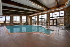 einen Pool in einem großen Zimmer mit Fenstern in der Unterkunft Homewood Suites By Hilton Eagle Boise, Id in Eagle