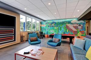 uma sala de espera com uma grande pintura na parede em Tru By Hilton Rocky Mount, Nc em Rocky Mount