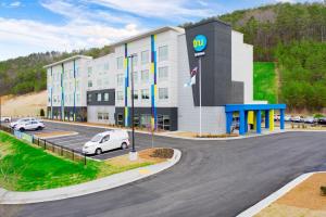 una rappresentazione di un hotel con un'auto parcheggiata in un parcheggio di Tru By Hilton Cartersville, Ga a Cartersville