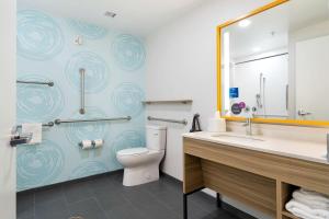 bagno con servizi igienici, lavandino e specchio di Tru By Hilton Cartersville, Ga a Cartersville
