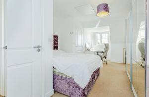 曼徹斯特的住宿－Abbot House，白色卧室配有床和书桌