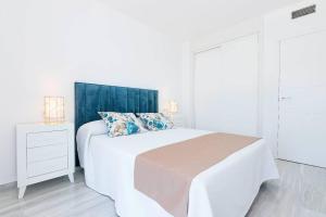 Posteľ alebo postele v izbe v ubytovaní Primera línea de playa Torremolinos