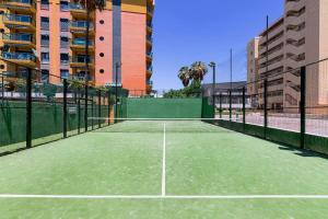 Tenis alebo squash v ubytovaní Primera línea de playa Torremolinos alebo jeho okolí