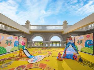 een kinderspeelplaats met een glijbaan en een speeltuin bij Hollick Hotel Wen'An, Tapestry Collection By Hilton 