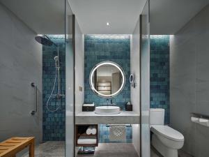 Kamar mandi di Hollick Hotel Wen'An, Tapestry Collection By Hilton