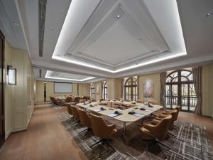 にあるHollick Hotel Wen'An, Tapestry Collection By Hiltonの大きなテーブルと椅子が備わる大きな会議室を利用できます。