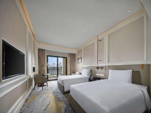 een hotelkamer met 2 bedden en een flatscreen-tv bij Hollick Hotel Wen'An, Tapestry Collection By Hilton 