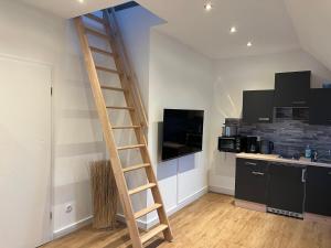 cocina con escalera de madera en una habitación en Kleine Auszeit Mardorf, en Neustadt am Rübenberge