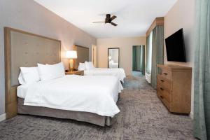 阿尔伯克基Homewood Suites By Hilton Albuquerque Downtown的酒店客房设有两张床和一台平面电视。 更多17张照片