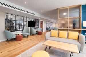 Lounge atau bar di Hampton by Hilton Canterbury