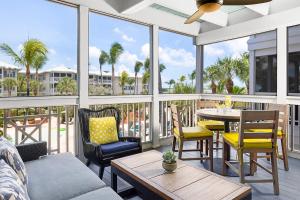 a large screened porch with a table and chairs at Hyatt Vacation Club at Beach House in Key West