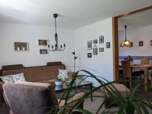 ein Wohnzimmer mit einem Sofa und einem Tisch in der Unterkunft Ferienwohnungen Schönherr in Schlettau