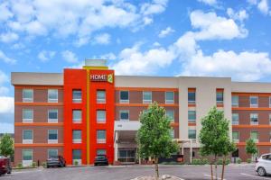 um edifício de escritórios com uma placa de hotel em Home2 Suites By Hilton Pocatello, Id em Pocatello