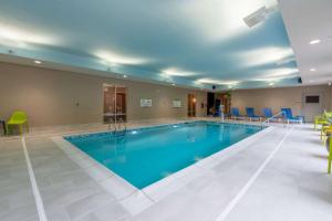 波卡特洛Home2 Suites By Hilton Pocatello, Id的酒店房间里的一个蓝色水池