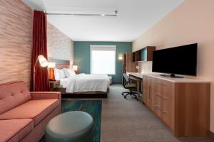 波卡特洛Home2 Suites By Hilton Pocatello, Id的一间配有床和平板电视的酒店房间