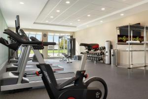 a gym with cardio machines and treadmills at Home2 Suites By Hilton Vicksburg, Ms in Vicksburg