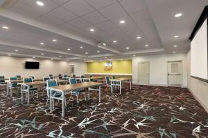 Home2 Suites By Hilton Vicksburg, Ms的电视和/或娱乐中心