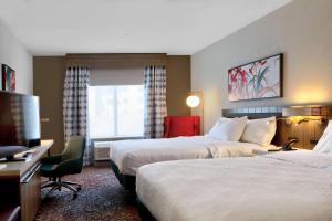 um quarto de hotel com duas camas e uma televisão em Hilton Garden Inn Bel Air, Md em Bel Air