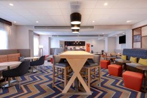 Hampton Inn Crown Point, In的休息区