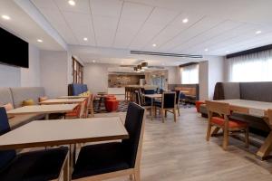 Hampton Inn Crown Point, In的休息区