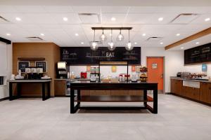 Crown PointHampton Inn Crown Point, In的一间厨房,房间中间配有一张桌子