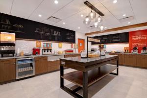 Hampton Inn Crown Point, In的厨房或小厨房