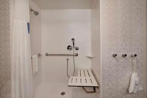 Hampton Inn Crown Point, In的一间浴室