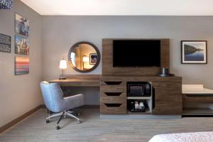 Hampton Inn Crown Point, In的电视和/或娱乐中心