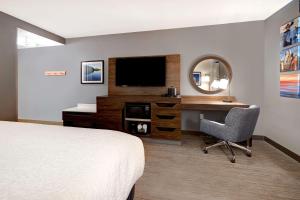 Hampton Inn Crown Point, In的电视和/或娱乐中心