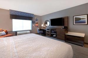 Hampton Inn Crown Point, In的电视和/或娱乐中心