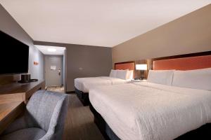 Hampton Inn Crown Point, In客房内的一张或多张床位