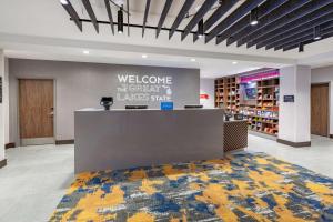 a lobby with a welcome desk in a store at Hampton Inn & Suites Bloomfield Hills Detroit in Bloomfield Hills +25 photos