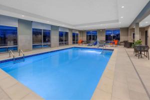 - une grande piscine d'eau bleue dans le hall de l'hôtel dans l'établissement Hampton Inn & Suites Bloomfield Hills Detroit, à Bloomfield Hills