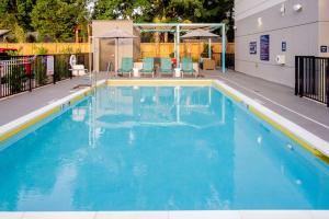 uma piscina com água azul num edifício em Tru By Hilton Niceville, Fl em Niceville