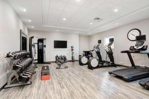 een fitnessruimte met diverse loopbanden en fitnessapparatuur in een kamer bij Home2 Suites By Hilton Johnson City, Tn in Johnson City