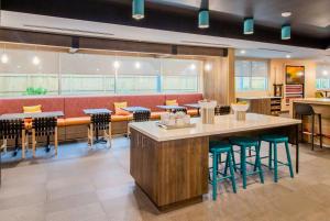 a restaurant with a bar with stools at Tru By Hilton Niceville, Fl in Niceville