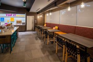 Tru By Hilton Niceville, Fl的休息区